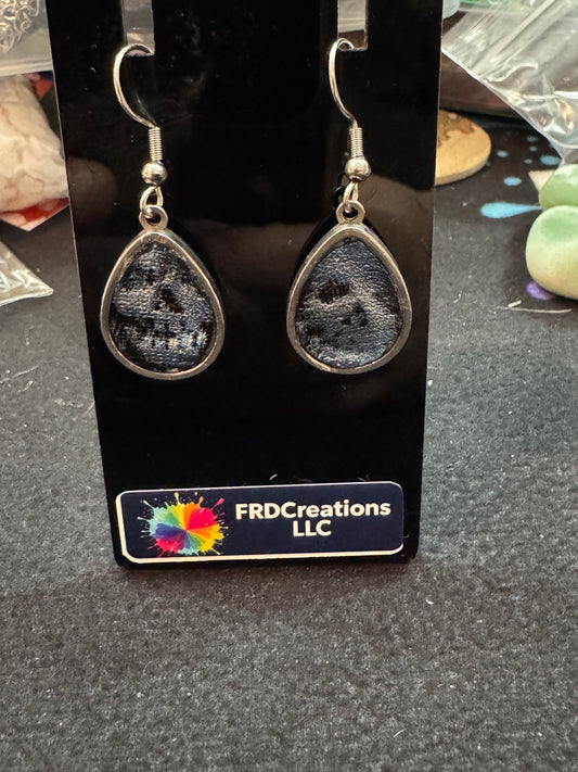 Teardrop-shaped earrings 