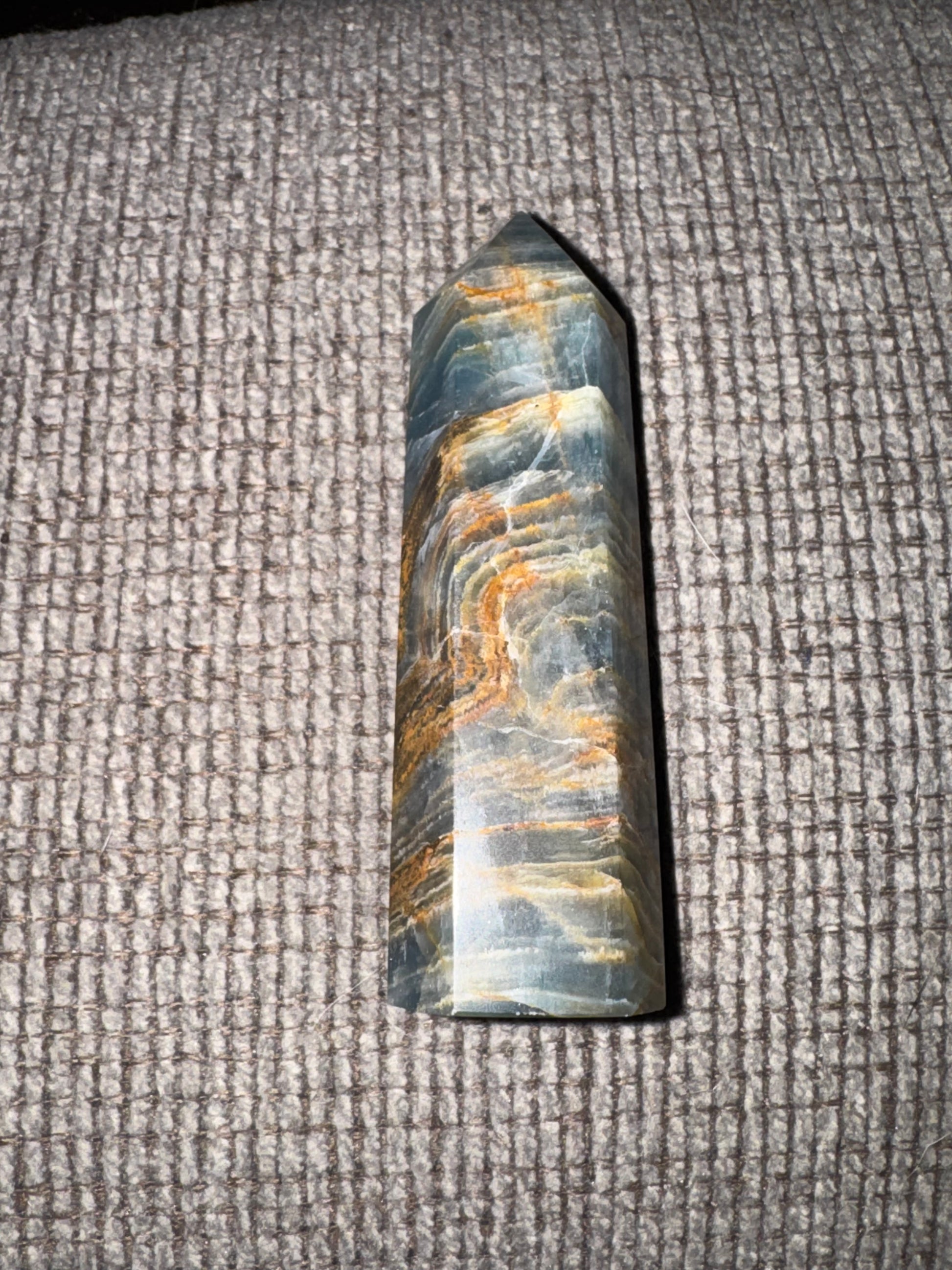 Crystal with layered patterns on a textured surface