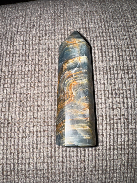 Crystal with layered patterns on a textured surface