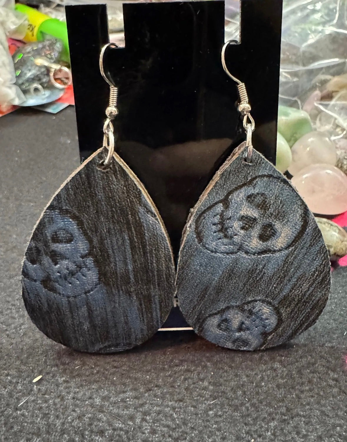 Teardrop-shaped earrings with skull design 