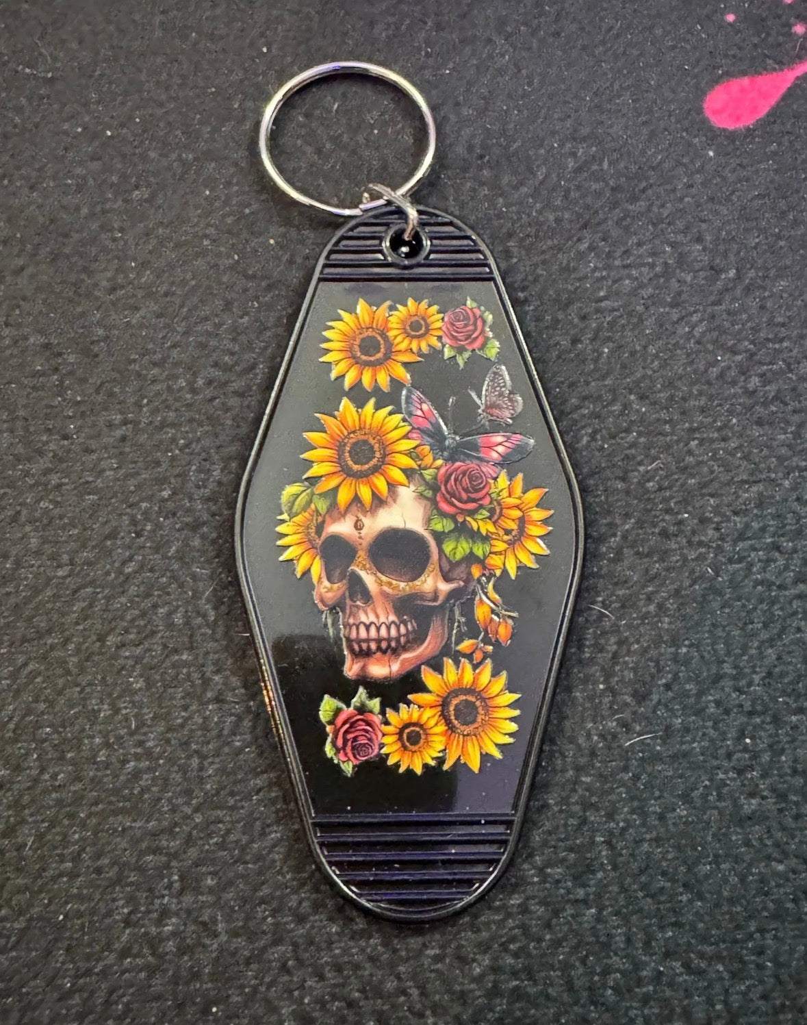 Skull with sunflowers on black motel keychain 