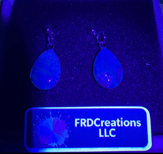 Lapis lazuli earrings under UV light 
